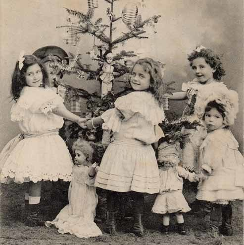 LAPSI / Röyhelömekkoiset tytöt joulukuusen ympärillä 1900-l.