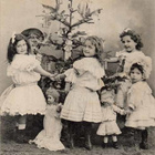 LAPSI / Röyhelömekkoiset tytöt joulukuusen ympärillä 1900-l. - pikkukuva 1