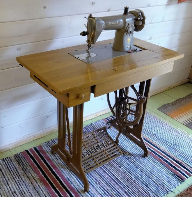 Singer poljettava vintage ompelukone - harvinainen väri.