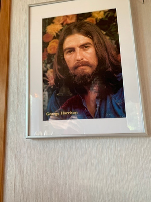 George Harrison -juliste kehystettynä