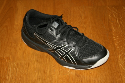 Asics Upcourt 3 mustat sisäpelikengät 40 (n. 25 cm)