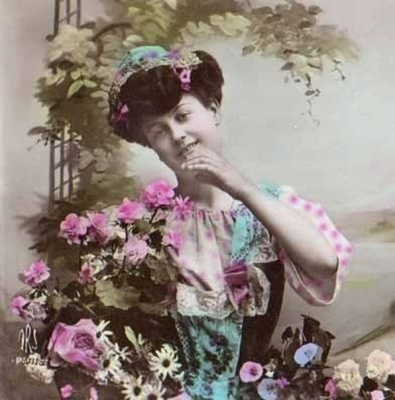 NAINEN / Idyllinen maalaismaisema ja kesätyttö. 1900-l.