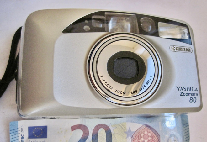 VANHA Kamera Yashica Zoomate 80