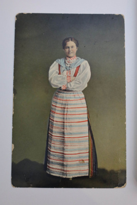 Suomalaisia kansallispukuja vintage postikortti 20-luku