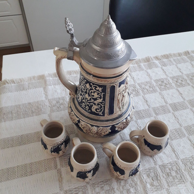 Keramiikka kannu ja mukit