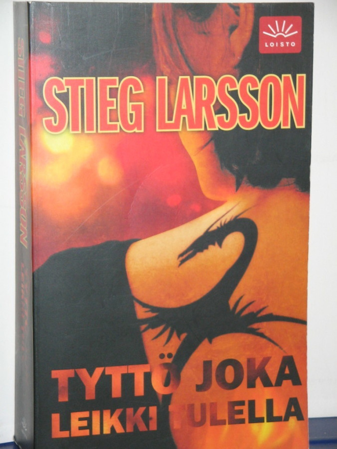 Stieg Larsson : TYTTÖ JOKA LEIKKI TULELLA