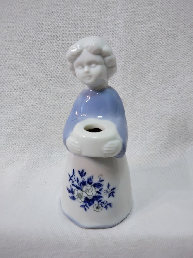 Posliinityttö kynttilänjalka/maljakko (figuuri 2)