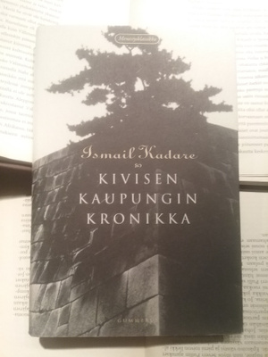 Ismail Kadare - Kivisen kaupungin kronikka (sid.)