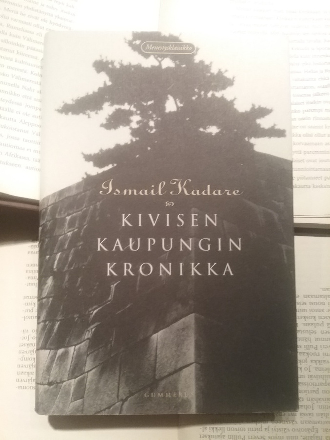 Ismail Kadare - Kivisen kaupungin kronikka (sid.)