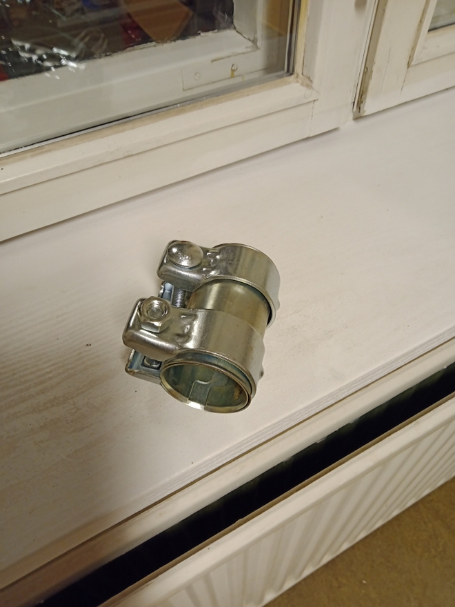 Pakoputken liitin, kaksoiskiristin, 47mm