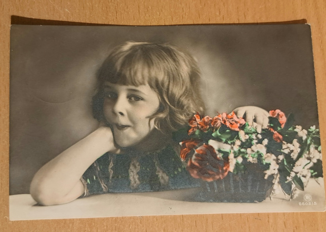valokuvakortti ,tyttö ja kukkakori, kulkenut 1926