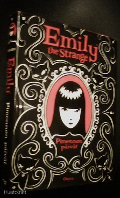 Emily The Strange - Pimennon päivät (1.p.2010) Sis.pk:t