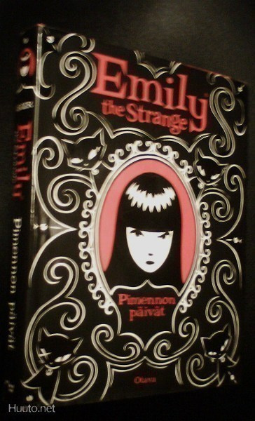 Emily The Strange - Pimennon päivät (1.p.2010) Sis.pk:t