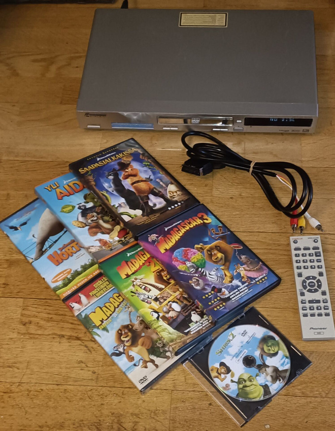 Pioneer Dvd-Soitin & Lastenelokuvat 7kpl.