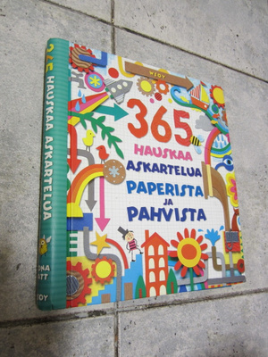 Fiona Watt : 365 hauskaa askartelua paperista ja pahvista