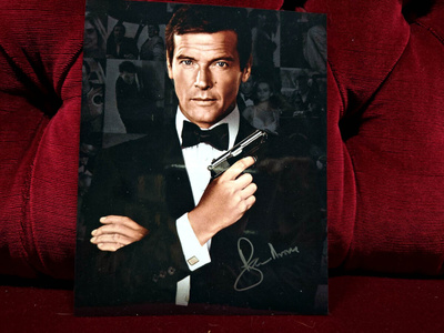 007 - Roger Mooren nimikirjoitus aitoustodistuksella
