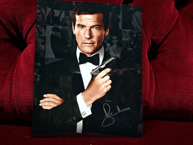007 - Roger Mooren nimikirjoitus aitoustodistuksella