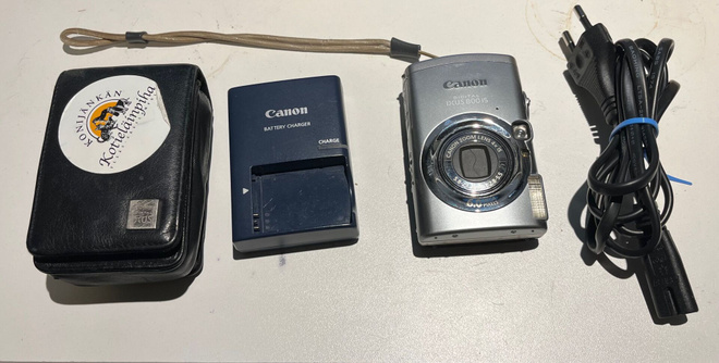 Canon IXUS 800 IS - ei tarkenna + laturi ja CANON kotelo