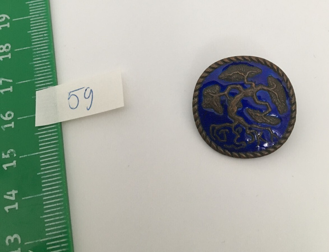 rintakoru pinssi nro 59 : sinisellä pohjalla mänty T K
