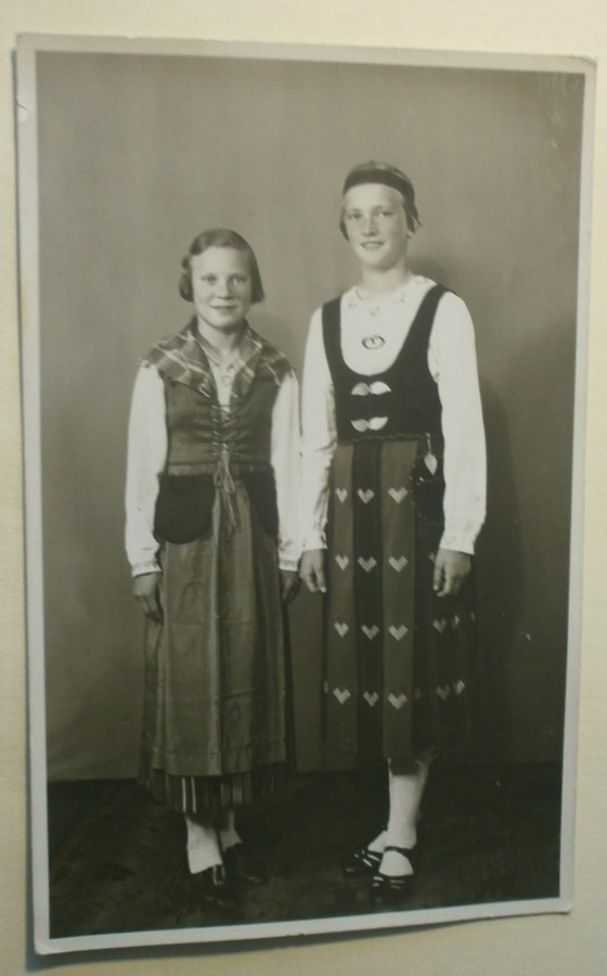 Leidit kansallispuvuissa, ateljeekuva, E. Järvinen, Helsinki