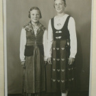 Leidit kansallispuvuissa, ateljeekuva, E. Järvinen, Helsinki - pikkukuva 1