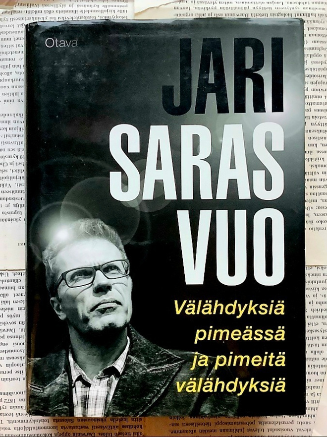 Jari Sarasvuo - Välähdyksiä pimeässä ja pimeitä välähdyksiä