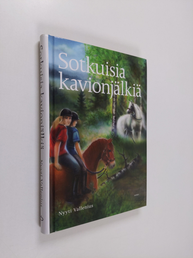 Nyyti Vallenius : Sotkuisia kavionjälkiä