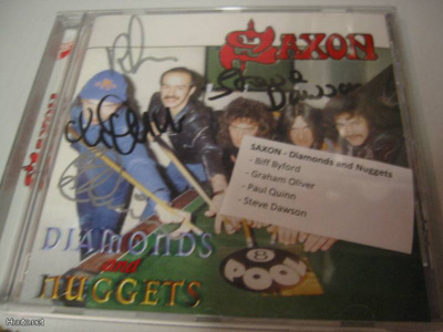 SAXON - DIAMONDS AND NUGGETS CD NELJÄN JÄSENEN NIMMAREILLA