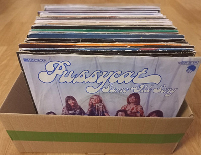 Laatikollinen 73 kpl 7" singlejä, Poppia