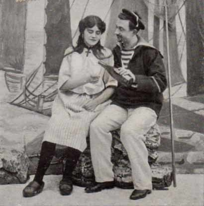 MERI / Tyttö ja merimies satamassa, viinipullo. 1900-l.