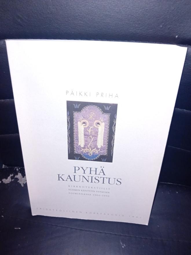 Päikki Priha : Pyhä Kaunistus ( SIGNED  ) SIS POSTIKULU