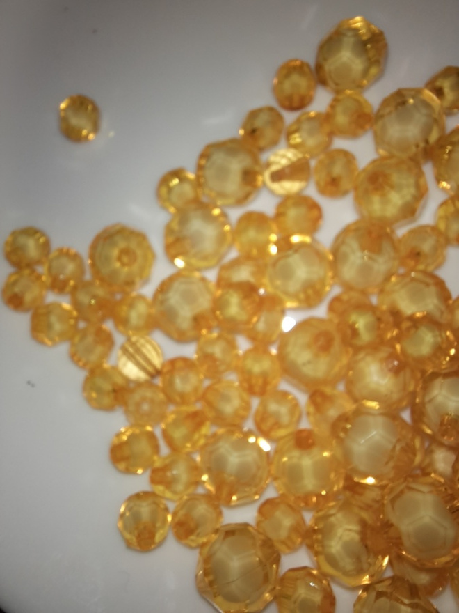 Keltavalkoinen särmähelmi 60 kpl (8ja11mm)