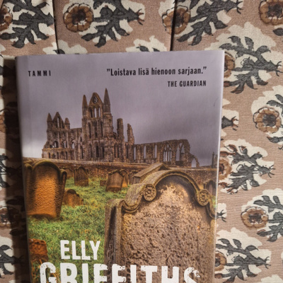 Elly Griffiths : Käärmeen kirous 1p