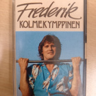 C-kasetti, Frederik: Kolmekymppinen - pikkukuva 1