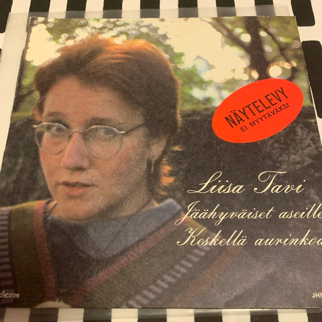 LIISA TAVI: Jäähyväiset aseille * Keskellä….* FIN 1981
