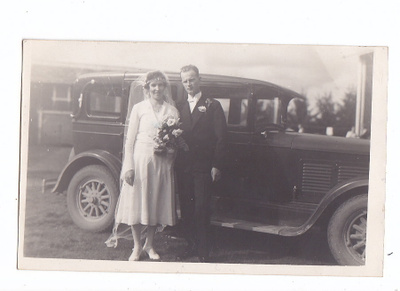 VANHA Valokuva Hääpari KOMEA Auto 1920-l Postikorttikoko