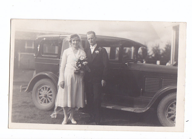 VANHA Valokuva Hääpari KOMEA Auto 1920-l Postikorttikoko