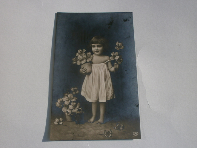 Pikkuleidi ja runsaasti neliapiloita, väripk, p. 1908