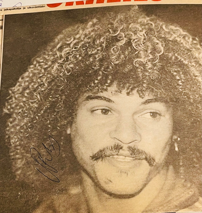 Carlos Valderrama nimikirjoitus lehtikuvassa