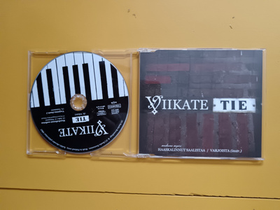 Viikate : Haaskalinnut saalistaa cds