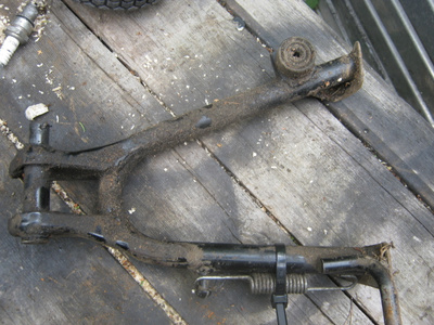 Kawasaki AR125 keskiseisontatuki