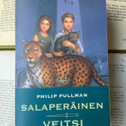 Philip Pullman - Salaperäinen veitsi (pokkari) - pikkukuva 2