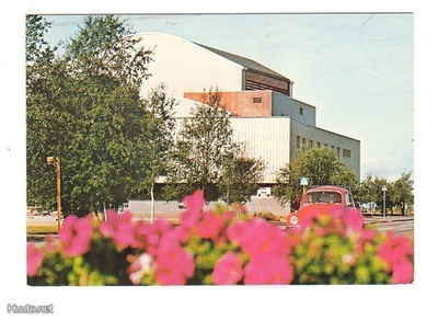 Rovaniemi: Teatteritalo ja punainen auto