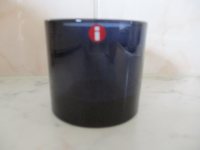 IITTALA KIVI TUIKKU MUSTIKANSININEN ?
