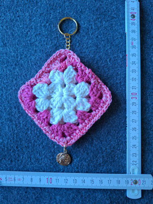 Alina´s Handmade virkattu avaimenperä airpodin suojakoteloon