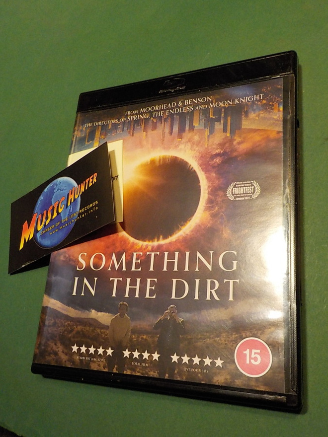 SOMETHING IN THE DIRT UUSI BLU-RAY (W)