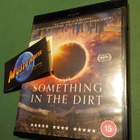 SOMETHING IN THE DIRT UUSI BLU-RAY (W) - pikkukuva 1