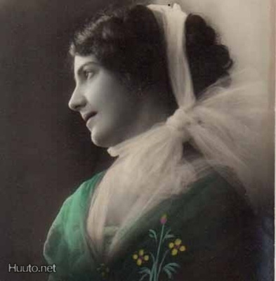 NAINEN / Täydellisen kaunis tyttö ja tyllisolmuke. 1900-l.