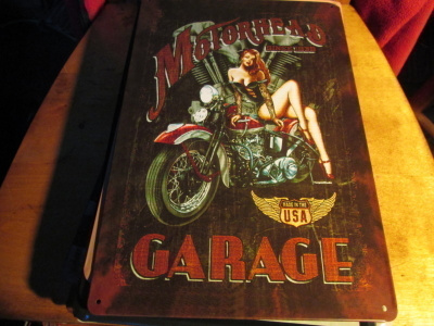 Peltikyltti Harley-Davidson Knucklehead ja Pin-up. Motorhead