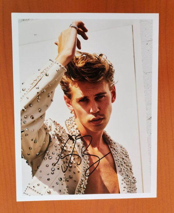 Austin Butler - Signed in person - Autograph Photo 8.5 x 11